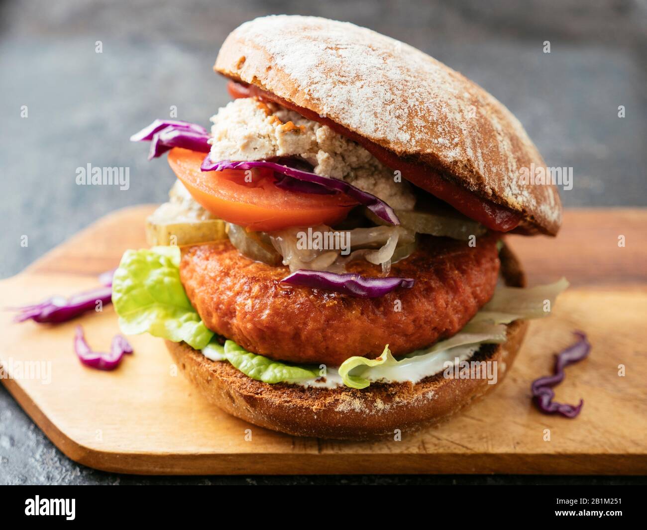 Hausgemanagter Veggi-Burger mit einem Soja-basierten Patty Stockfoto