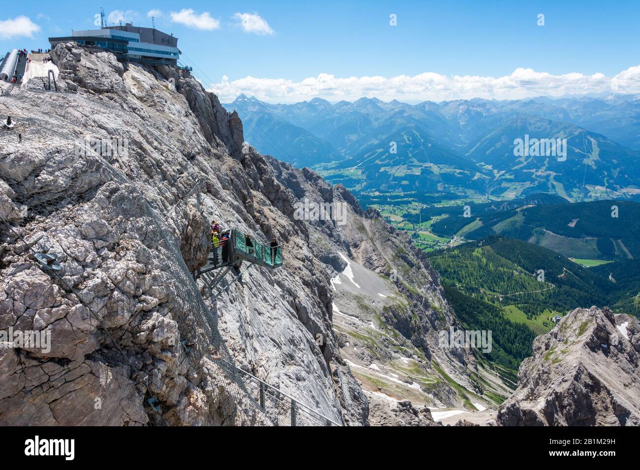 Ramsau am Dachstein, Österreich - 10. Juli 2016. Berglandschaft mit Treppenaufgang zur Nothingness Site des Dachstein Skywalk in Österreich. Stockfoto