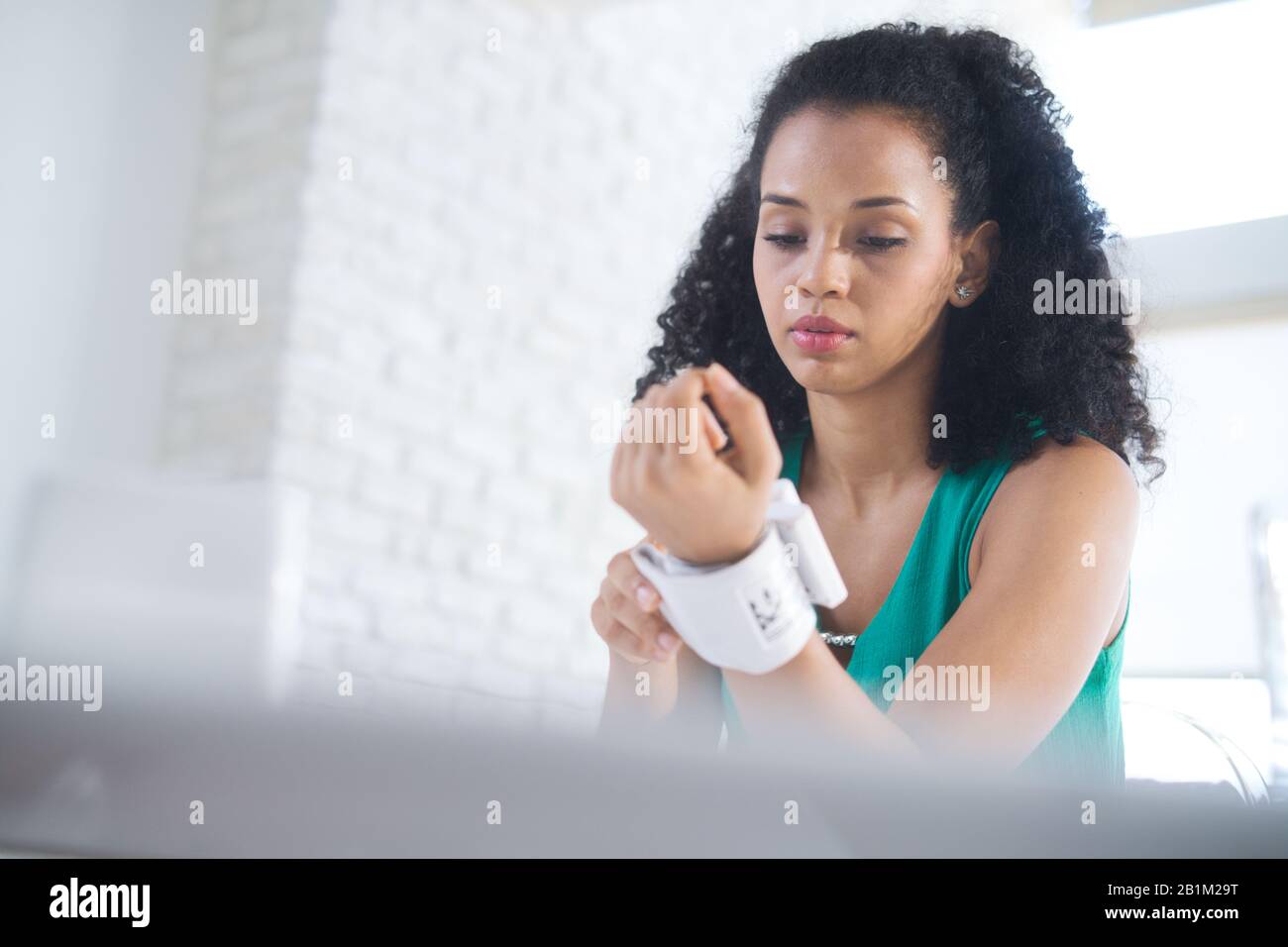 Junge Schwarze Frau, Die Zu Hause Den Blutdruck Misst Stockfoto