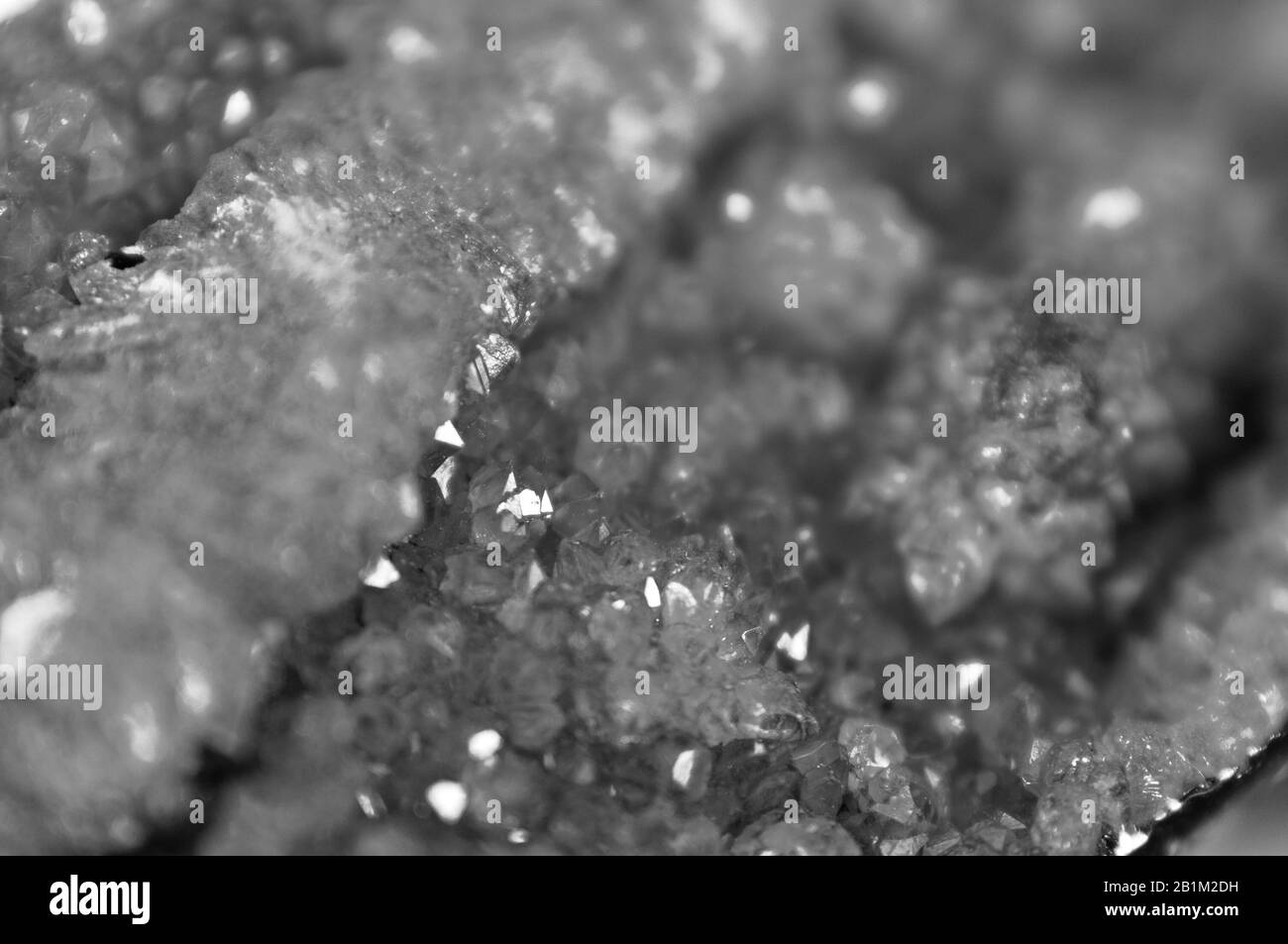 Abstrakter Schwarz-Weiß-Hintergrund aus natürlicher Kristallstruktur. Stockfoto