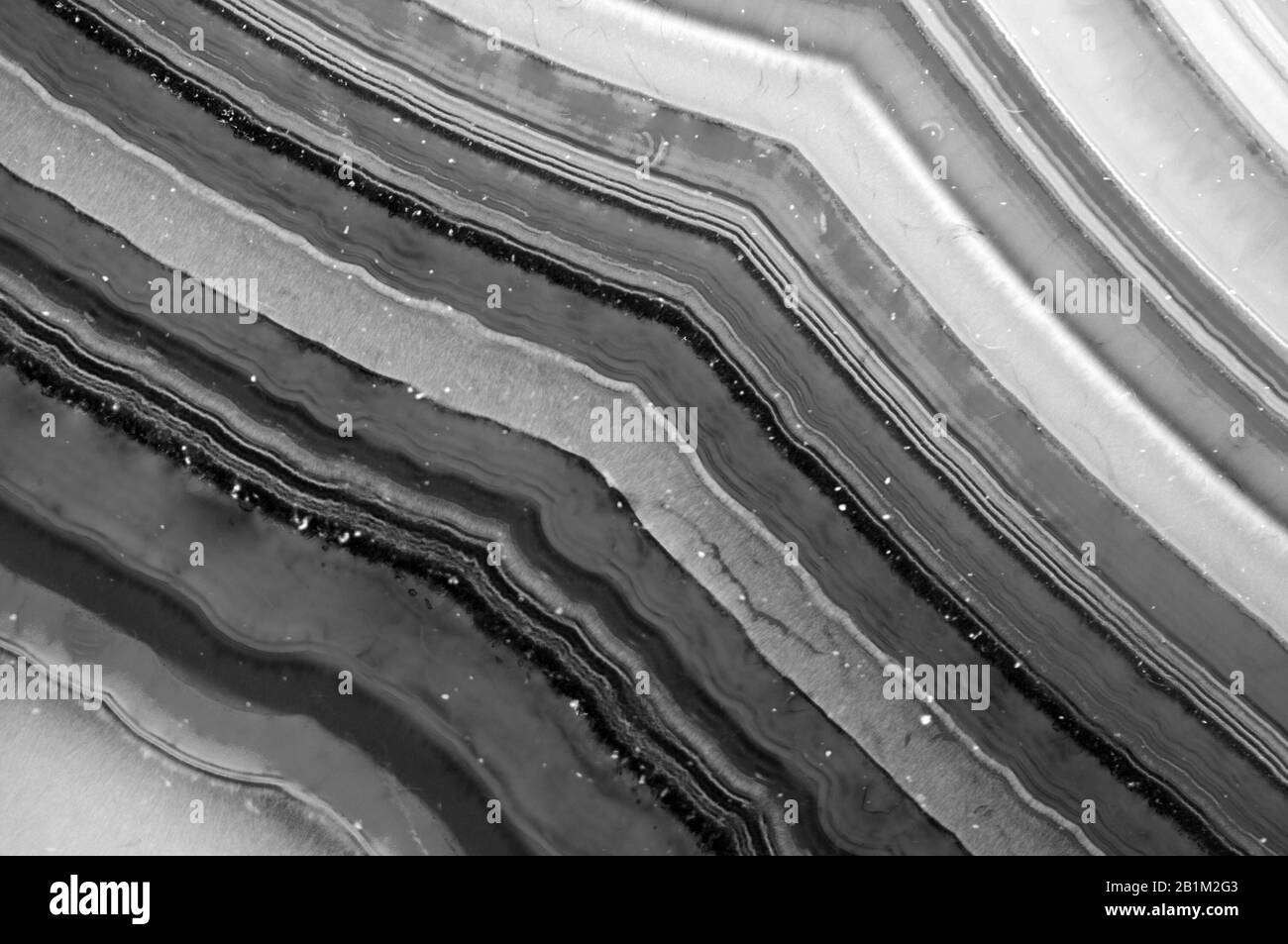 Abstrakter Schwarz-Weiß-Hintergrund aus natürlicher Kristallstruktur. Stockfoto
