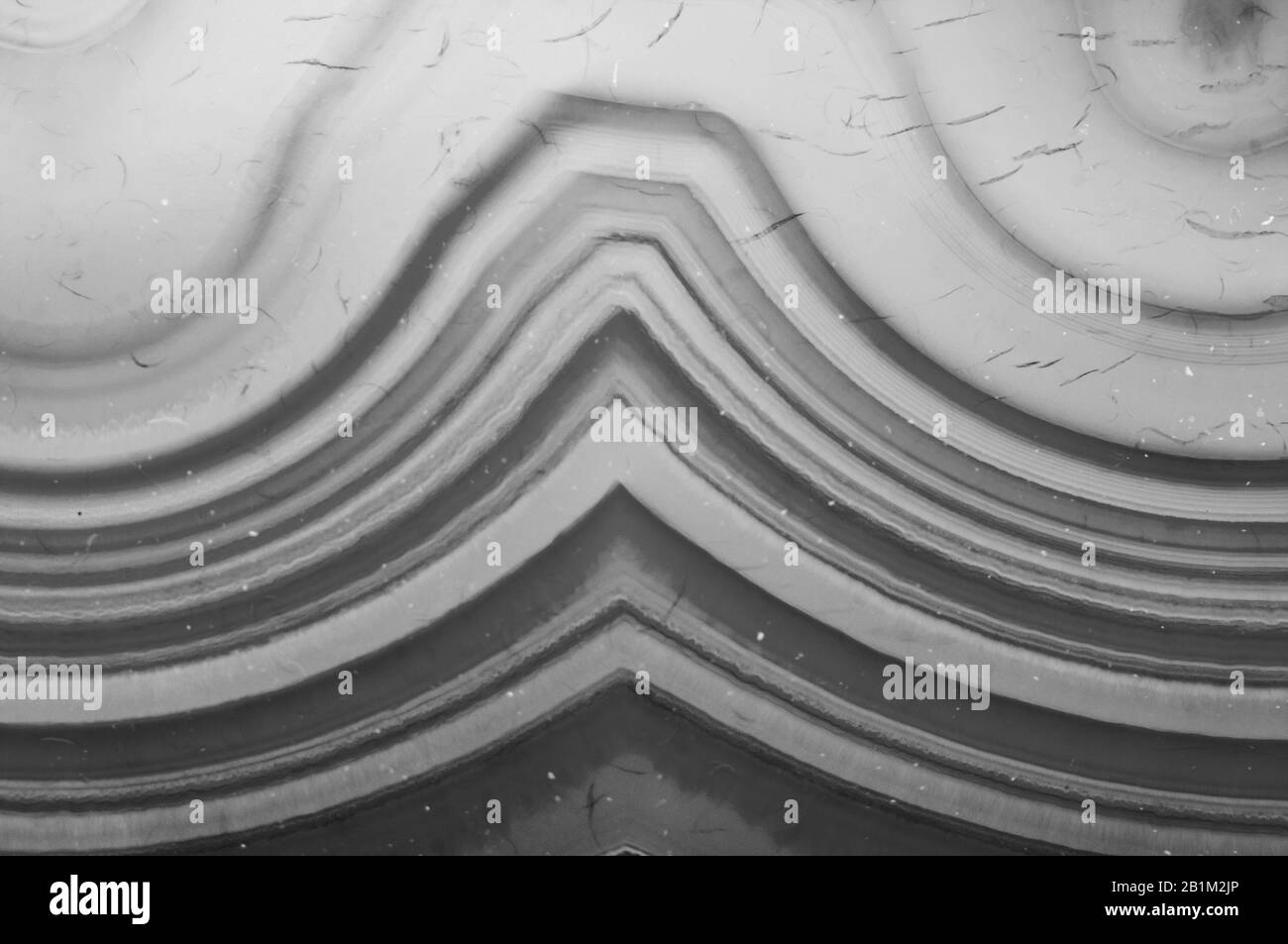 Abstrakter Schwarz-Weiß-Hintergrund aus natürlicher Kristallstruktur. Stockfoto