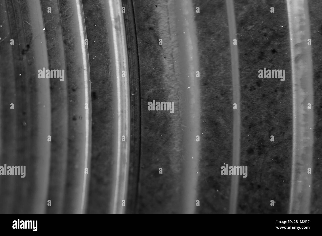 Abstrakter Schwarz-Weiß-Hintergrund aus natürlicher Kristallstruktur. Stockfoto