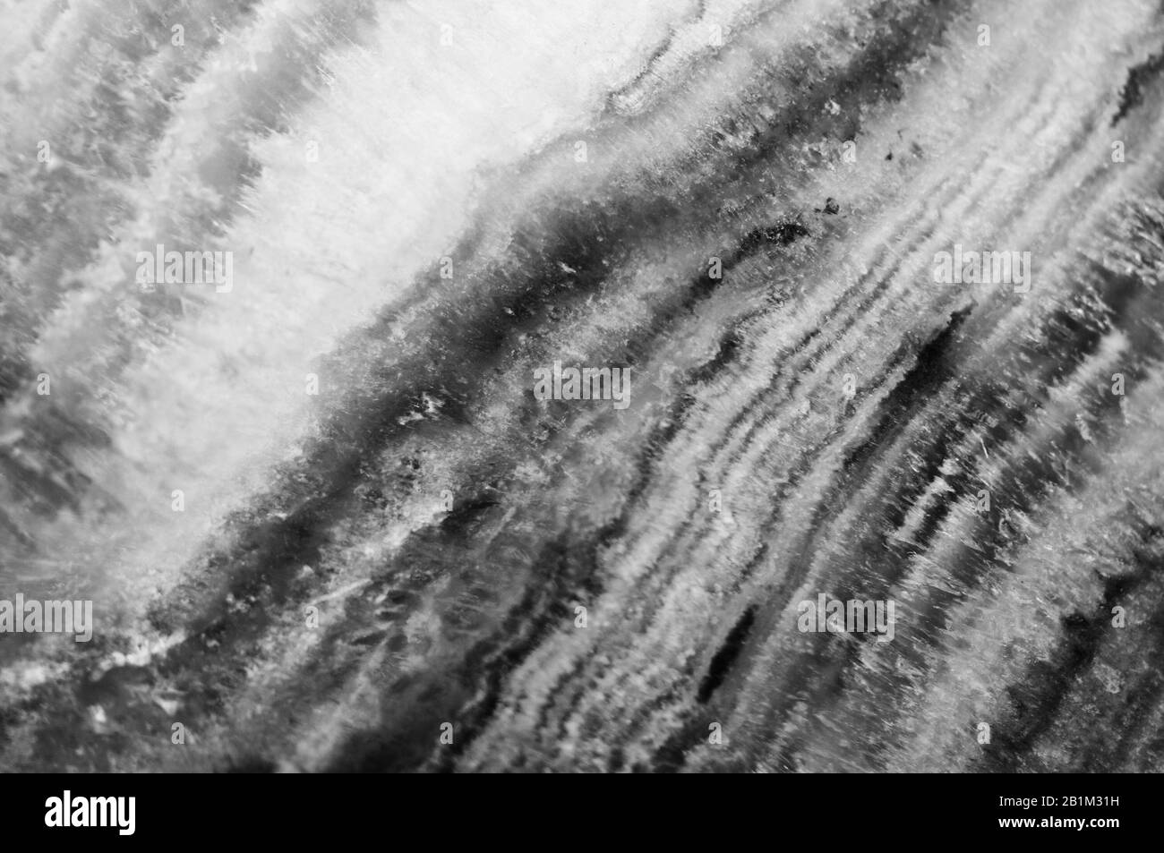 Abstrakter Schwarz-Weiß-Hintergrund aus natürlicher Kristallstruktur. Stockfoto