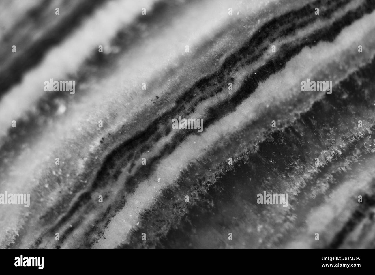 Abstrakter Schwarz-Weiß-Hintergrund aus natürlicher Kristallstruktur. Stockfoto