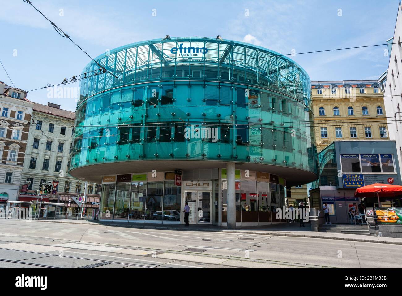 Wien, Österreich - 11. Juli 2016. Straßenblick auf die Ungargasse in Wien, mit einem modernen Gebäude, das Gewerbeimmobilien beherbergt, und Menschen. Stockfoto