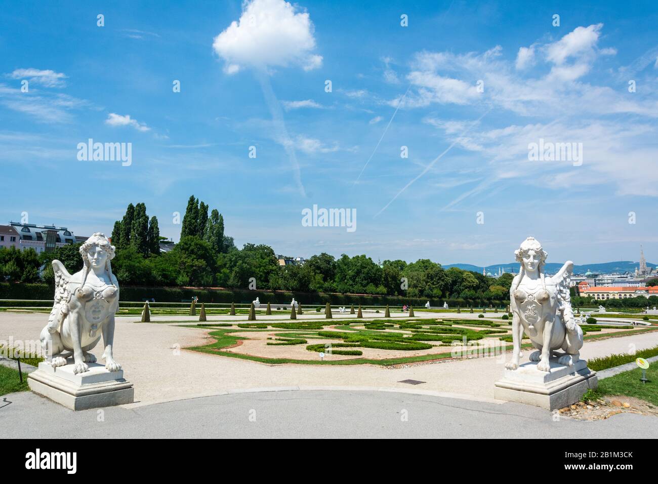 Wien, Österreich - 11. Juli 2016. Blick auf den Wiener Garten Belvedere mit Sphinx-Skulpturen im Sommer. Stockfoto