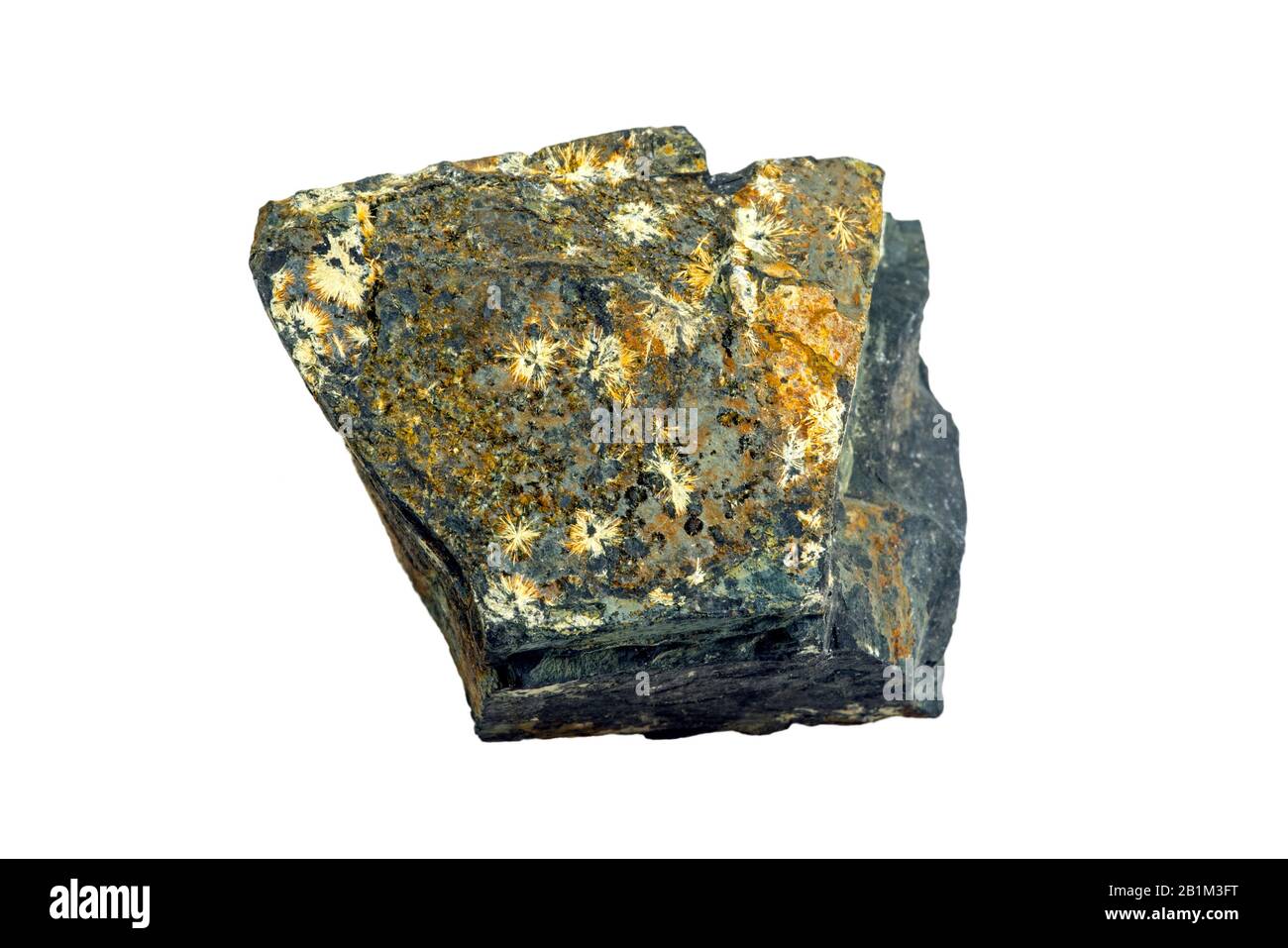 Braunit, Silikatmineral mit Strunzit, Phosphatmineral, in Blaton, Belgien vor weißem Hintergrund gefunden Stockfoto