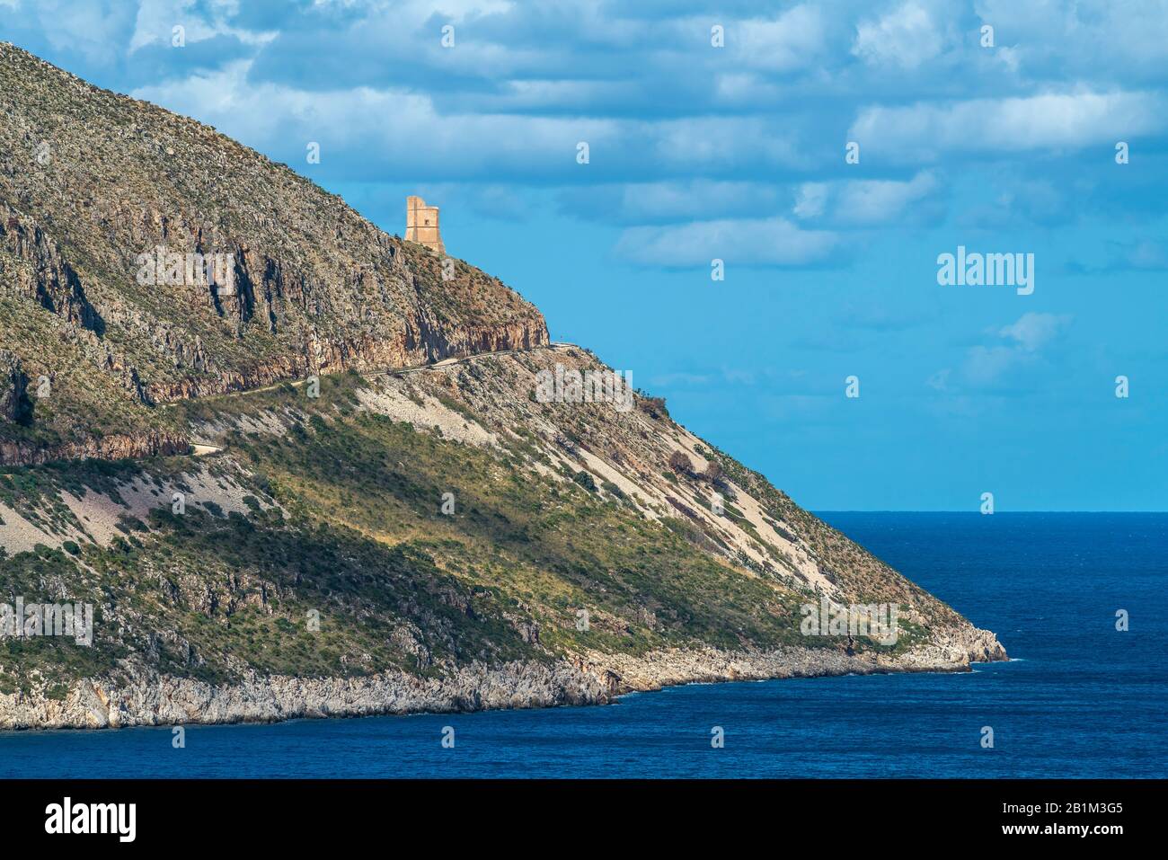 Wachturm Torre dell'Impiso Küste beim Naturreservat Zingaro, Sizilien, Italien, Europa Wachturm Torre dell'Impiso an der Küste des Zingaro Stockfoto
