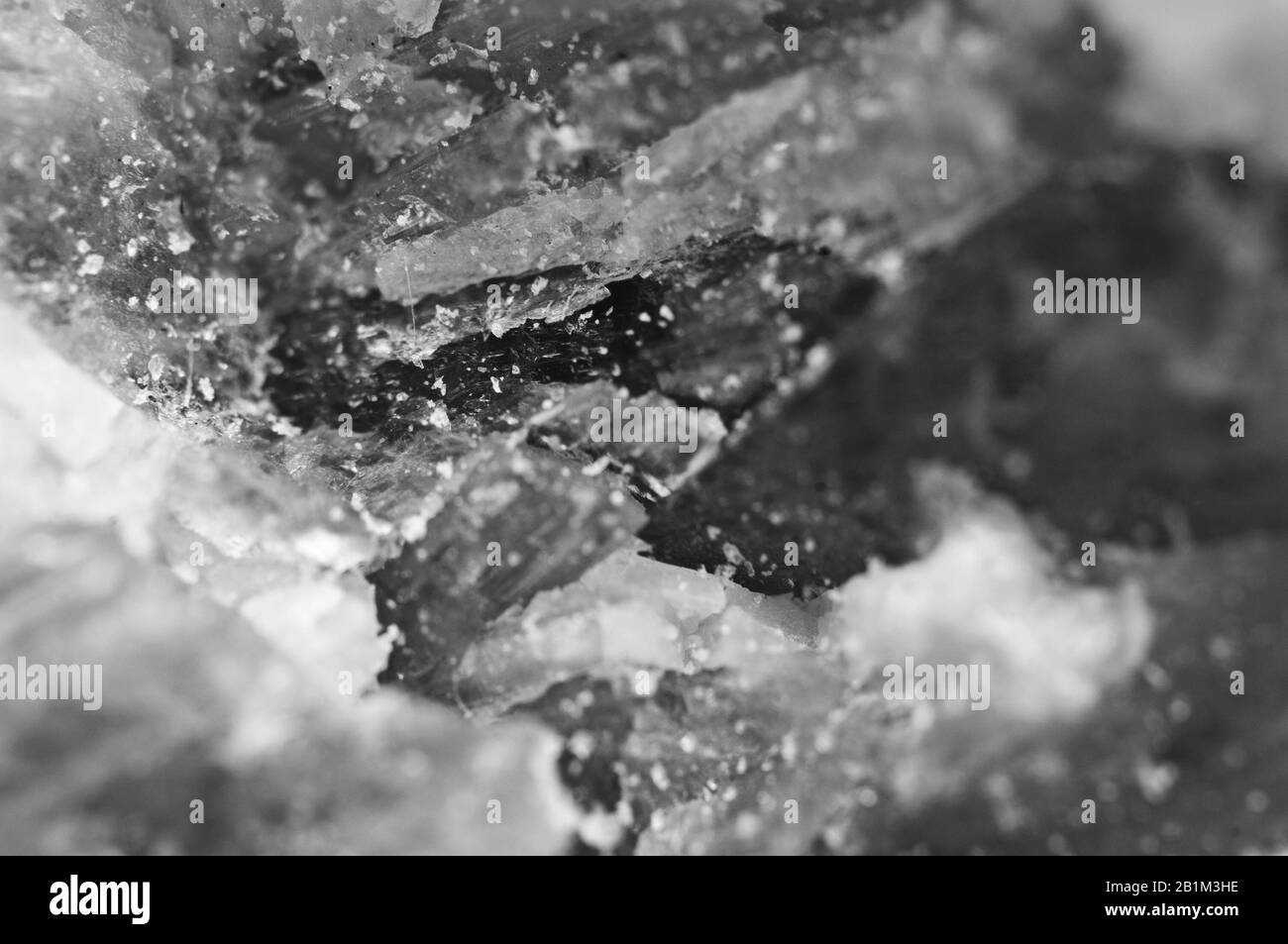Abstrakter Schwarz-Weiß-Hintergrund aus natürlicher Kristallstruktur. Stockfoto