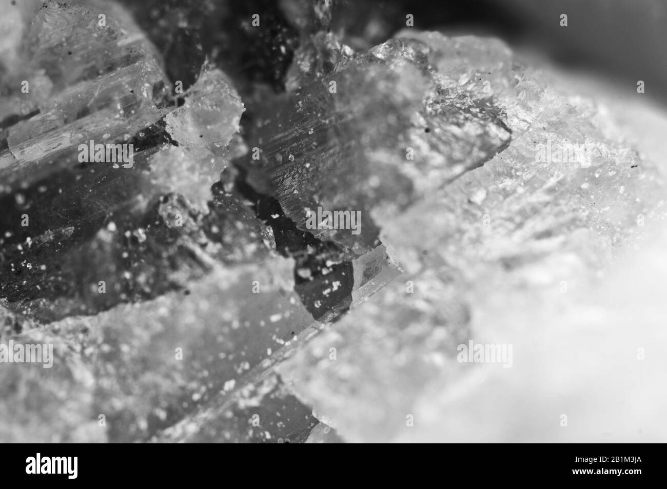 Abstrakter Schwarz-Weiß-Hintergrund aus natürlicher Kristallstruktur. Stockfoto