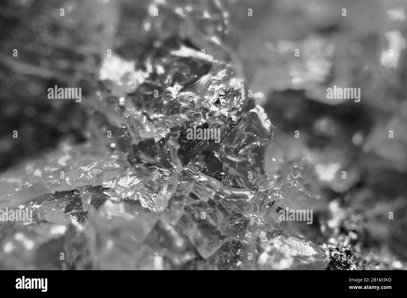 Abstrakter Schwarz-Weiß-Hintergrund aus natürlicher Kristallstruktur. Stockfoto
