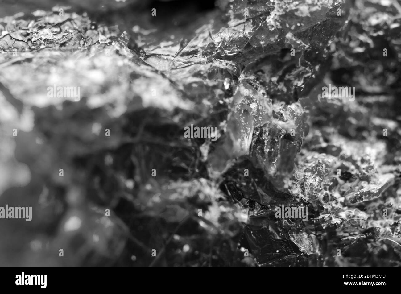 Abstrakter Schwarz-Weiß-Hintergrund aus natürlicher Kristallstruktur. Stockfoto