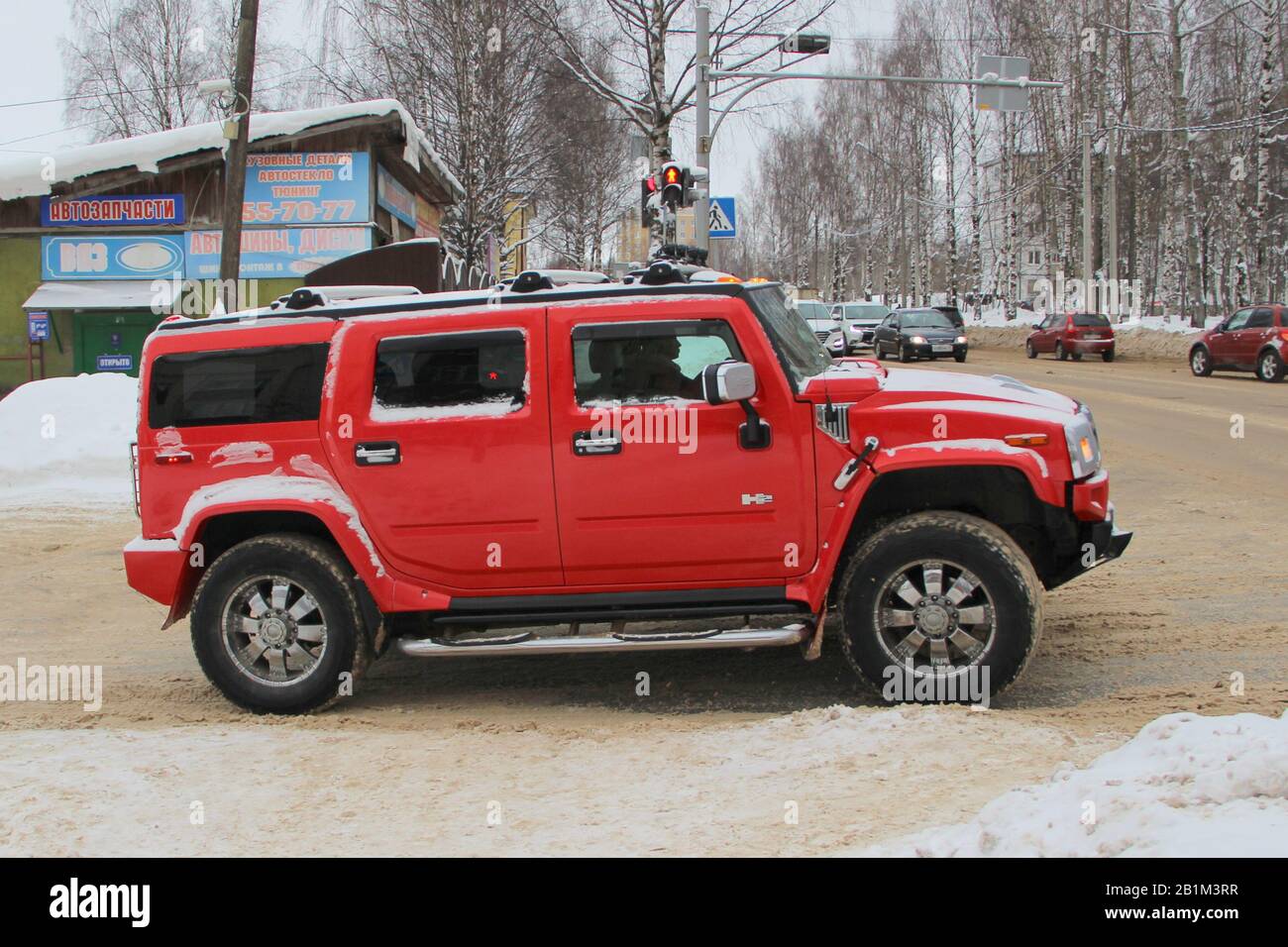 10-02-2020 Syktyvkar, Russland. Red SUV Hammer Side View reitet im Winter in Russland auf einer verschneiten Straße. Stockfoto