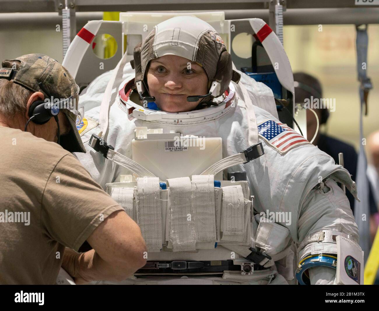 Die Veteranen-Astronautin Anne C. McClain ist im Neutral Buoyancy Lab der NASA für das Schwerelosigkeitstraining im 6,2 Millionen Liter großen Pool mit einem Mock-up der Internationalen Raumstation (ISS) in Houston. Stockfoto