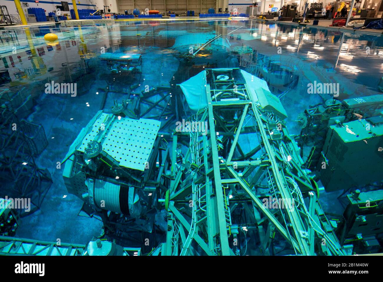 Eine Vollformataufnahme der Internationalen Raumstation (ISS) unter Wasser im 6,2 Millionen Liter großen Neutral Buoyancy Lab (NBL) der NASA in Houston. Stockfoto