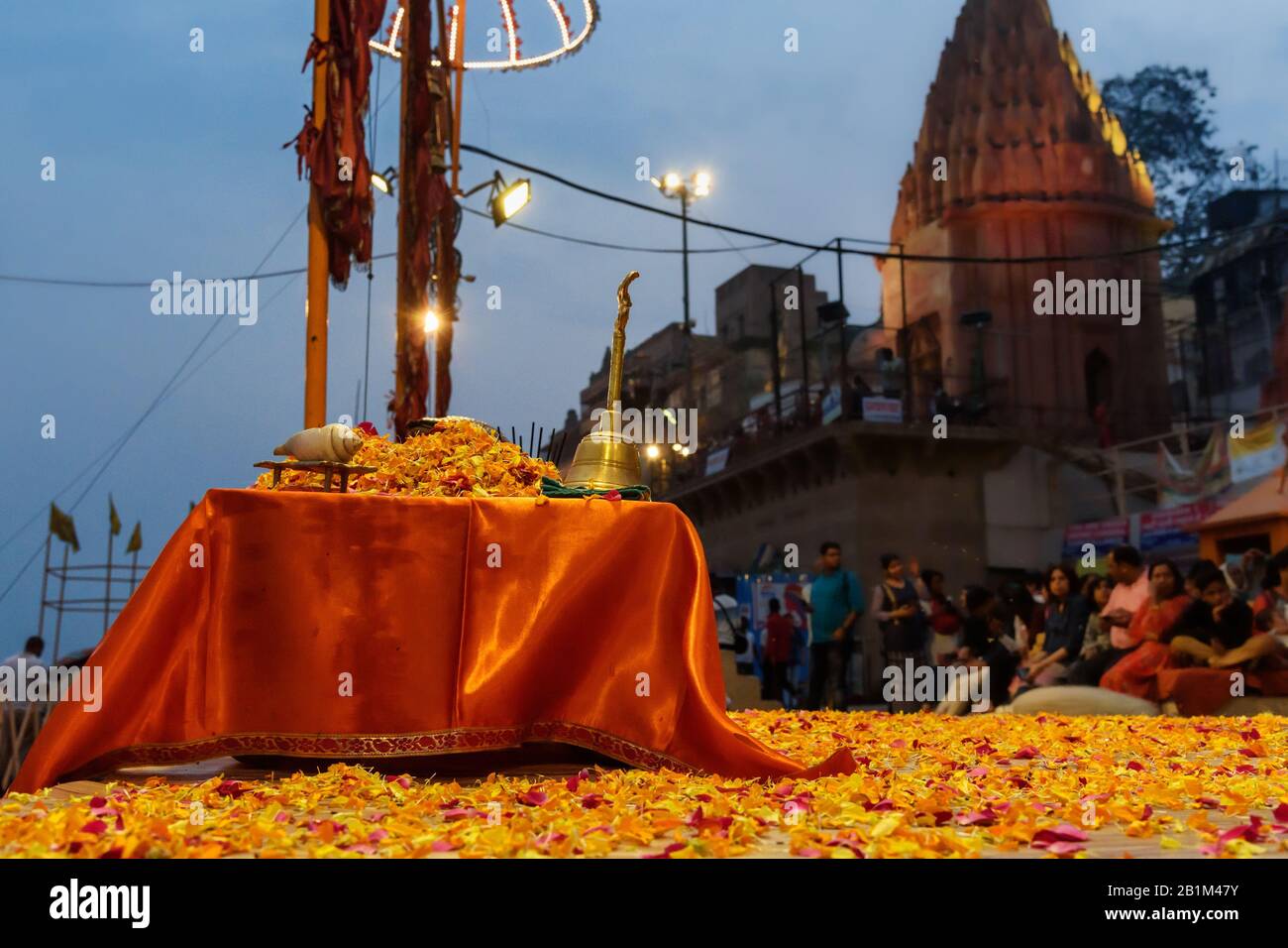 Räucherstäbchen, Blumen, Kerzen und andere Dinge für Ganga aarti Zeremonie Rituale in Dashashwamedh Ghat. Varanasi. Indien Stockfoto