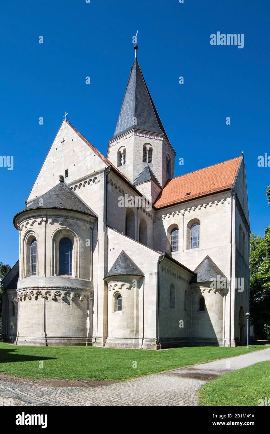 Der Kaiserdom in Königslutter am Elm wurde 1135 von Kaiser Lothar III. Als Benediktiner-Abteikirche und Grablege für sich und seine Familie gestiftet. Stockfoto