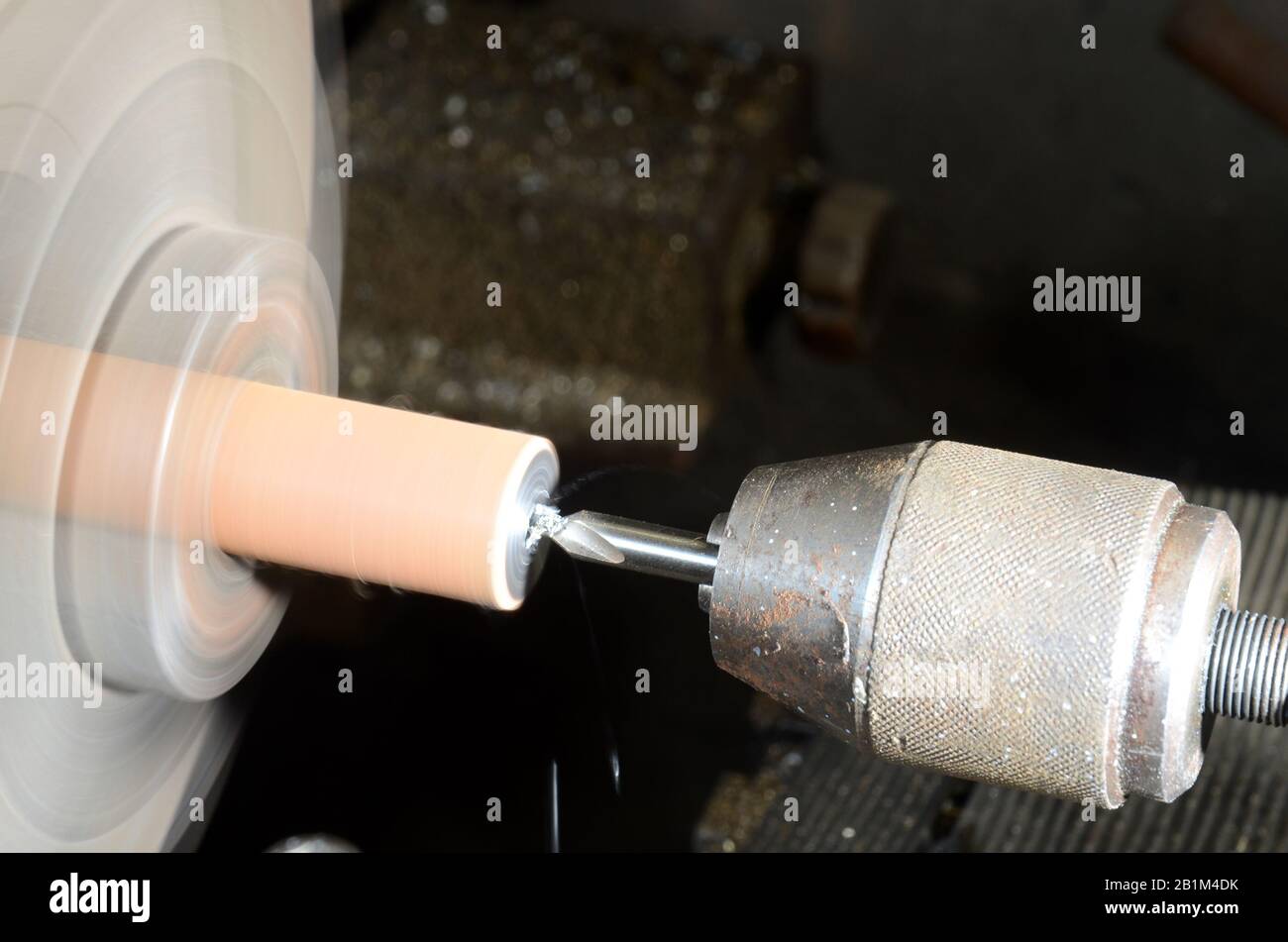 Zentrierbohrer zum Platzieren einer präzisen Mittelbohrung auf einem Werkstück in einer Drehmaschine. Stockfoto