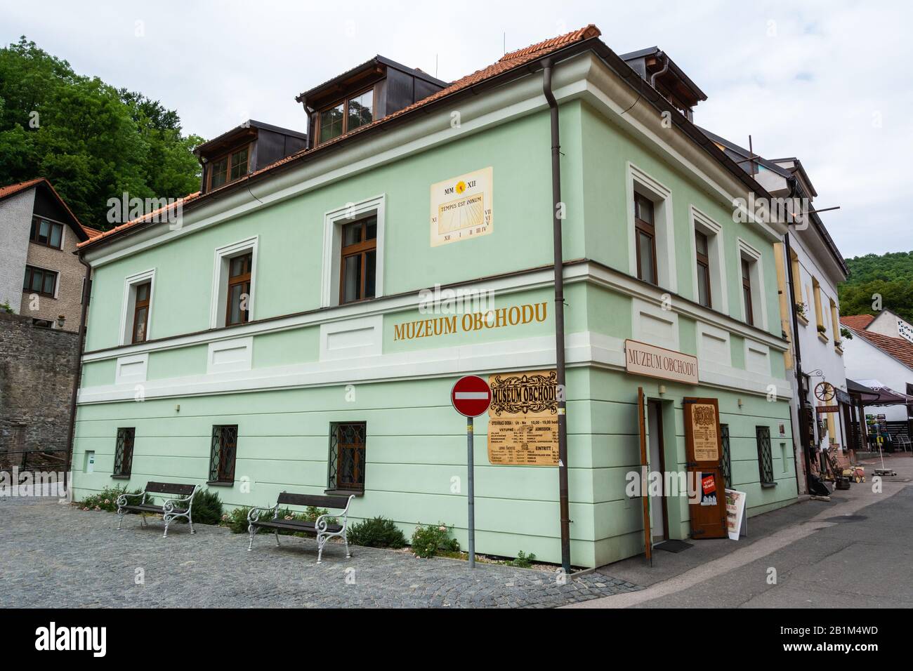 Karlstejn, Tschechien - 12. Juli 2016. Außenansicht des Geschichtsmuseums (Muzeum Obchodu) in der Marktstadt Karlstejn in Tschechien. Stockfoto