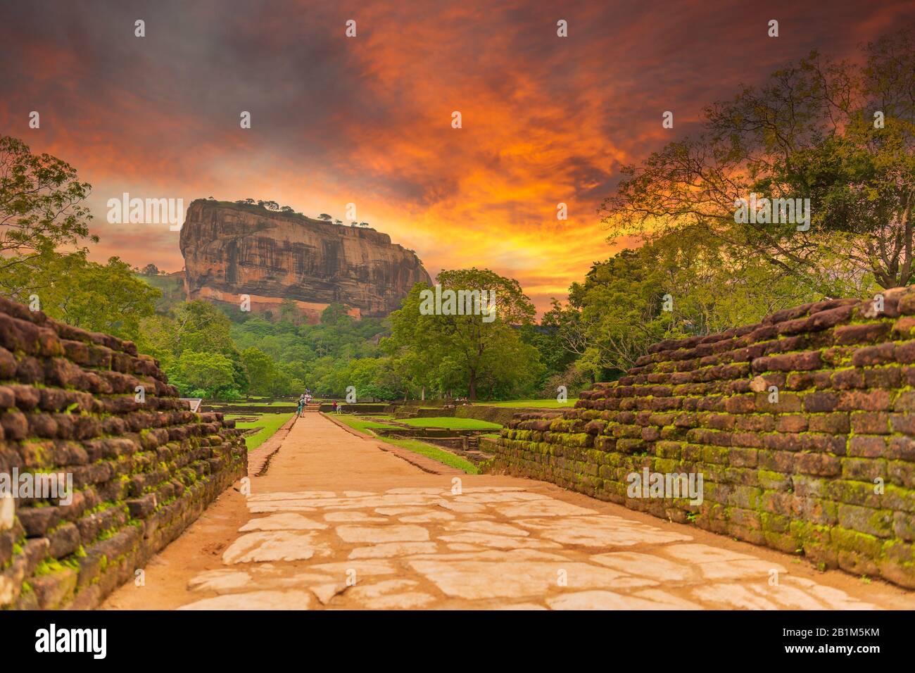 Die Felsfestung Sigiriya bei Sonnenuntergang, Sri Lanka Stockfoto