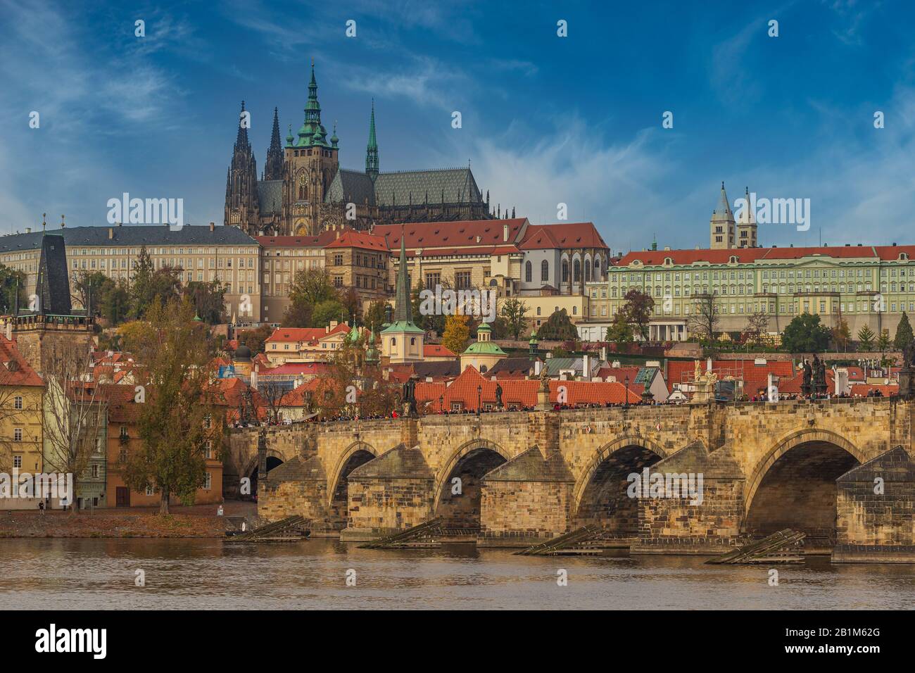 Prager Burg Hradcin mit Karlsbrücke - Tschechien Stockfoto
