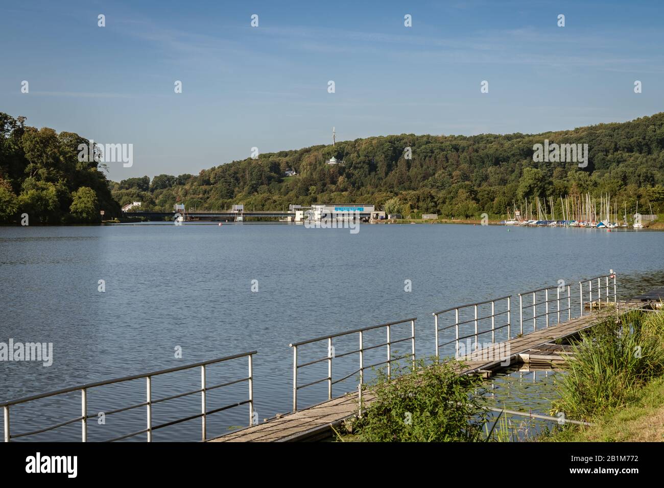Essen, Nordrhein-Westfalen, Deutschland - 27. Juli 2018: Blick über den Baldeney-See und die Ruhrgebietsstrecke Stockfoto