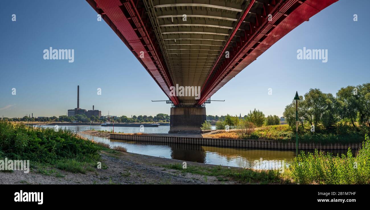 Duisburg, Nordrhein-Westfalen, Deutschland - 07. August 2018: Blick auf den Rhein, von unter der Friedrich-Ebert-Brücke in Hamborn stehend Stockfoto