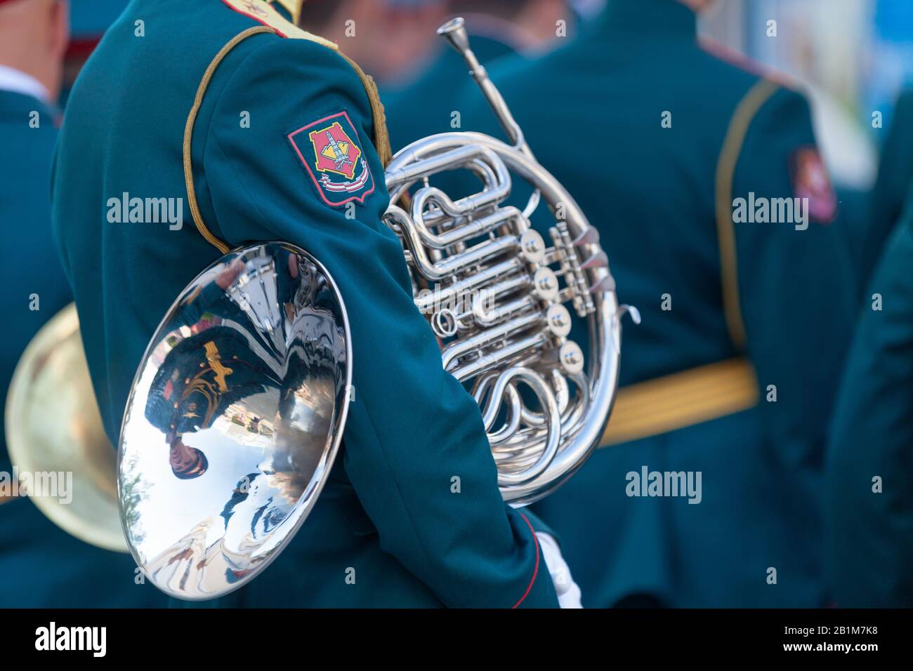 Jekaterinburg, Russland - 15. Juli 2018: Musiker der russischen Armee halten sein französisches Horn, bevor sie zu einem freien Außenkonzert auftreten. Stockfoto