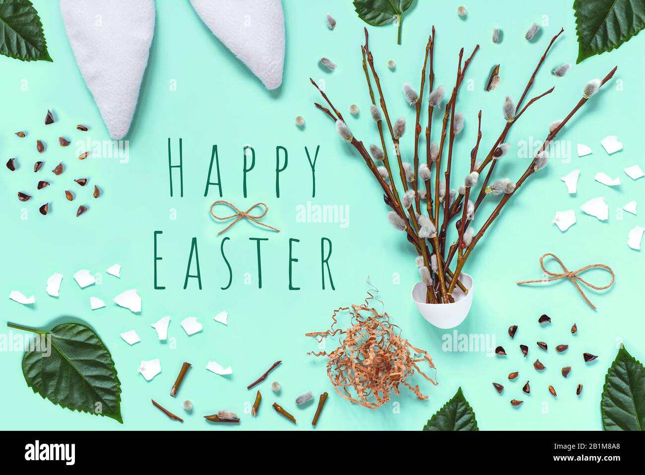 Ohren eines Hasen, Äste mit Nieren, Eggshells, grüne Blätter, auf hellem  Hintergrund. Osterfrühling-Flachlaienkonzept Stockfotografie - Alamy