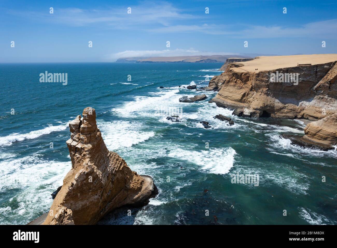 Blick auf die Felsformation der Kathedrale Paracas National Reserve, Peru. Stockfoto