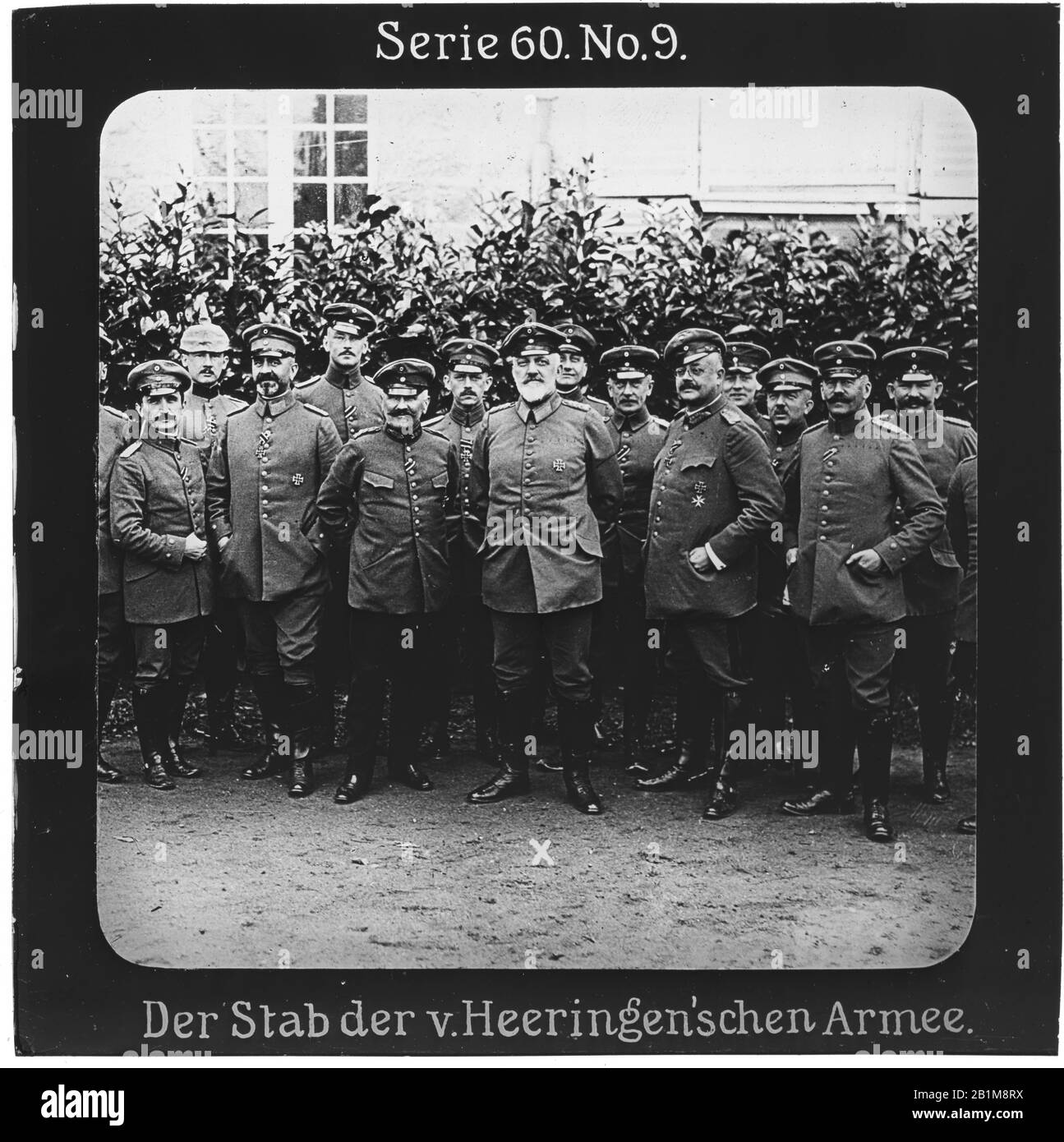 Projektion für alle - der Weltkrieg: Siegerleiche Führer Serie 60. Nr. 9. Der Stab der v. Heering'schen Armee. Josias von Heeringen (1850-1926) war im 1. Weltkrieg bis zum Jahre 1916 Oberbehlsaber der 7. Armee an der Westfront - die Firma "Projektion für alle" wurde 1905 von Max Skladanowsky (1861-1939) gegrüstet. Sie produzierte bis zum Jahre 1928 fast 100 Serien zu je 24 Glasdias im Format 8,3 x 8,3 cm im Sog. Bromsilber-Gelatin-Trockenplatten Verfahren. Die serien umfasten vor allem Städte, Länder, Länder, aber auch Märchen und Sagen, das alte Testament und den Ersten Weltkrieg. Stockfoto