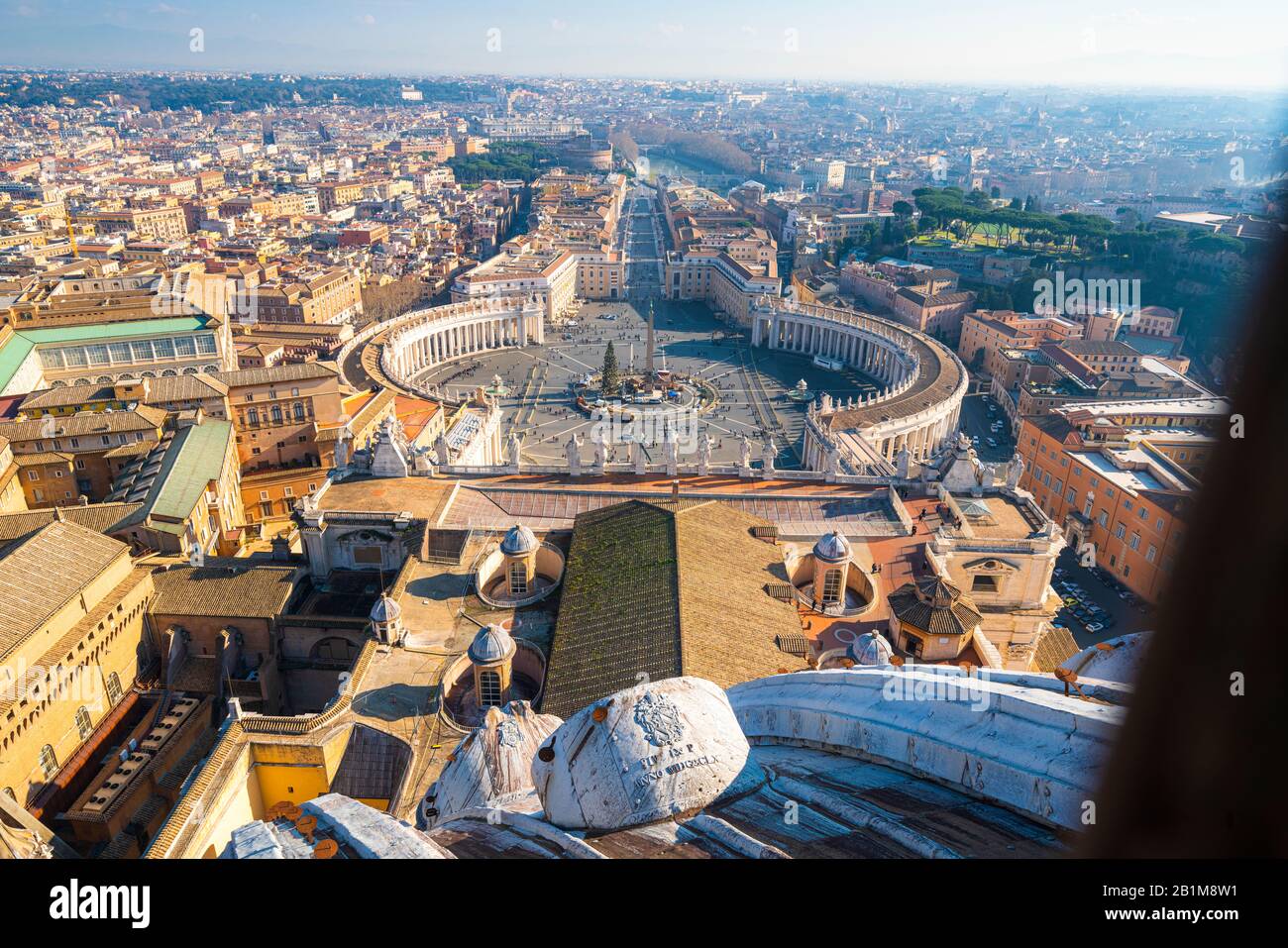 Petersplatz aus der Kuppel des Petersdoms (Basilika di San Pietro), der Vatikanstadt, Rom, Latium, Italien Stockfoto