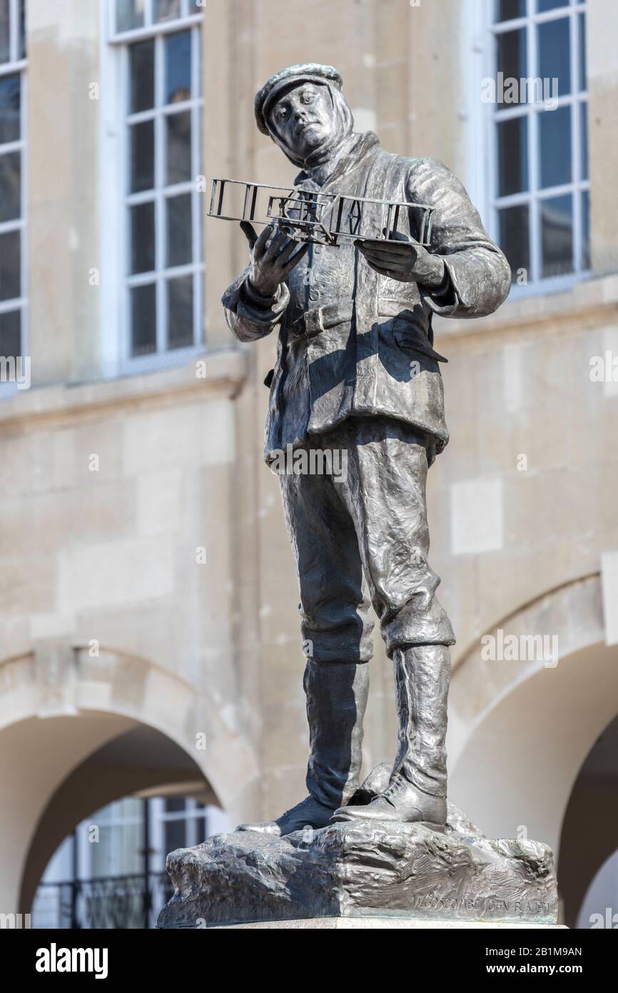 Karlsstatue Rollt vor der Shire Hall, dem Agincourt Square, Monmouth, Wales, Großbritannien Stockfoto