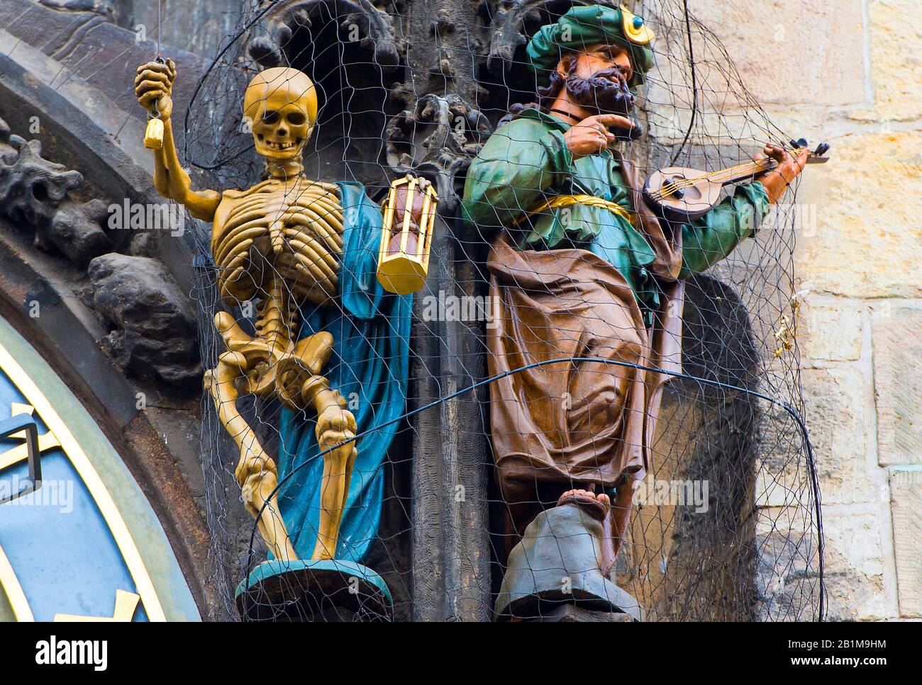 Skeleton- oder Todestatuen und türkischer Mann auf dem Turm mit der Prager Astronomischen Uhr Orloj Stockfoto