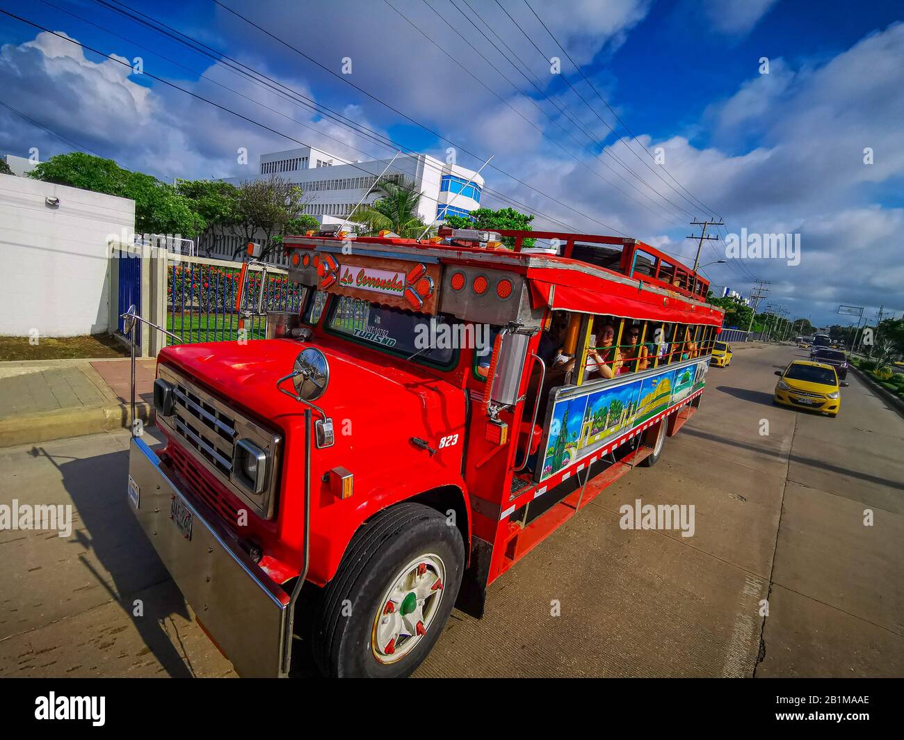 Cartagena, KOLUMBIEN - 12. NOVEMBER 2019: Traditioneller Touristenbus, Chiva in Cartagena Kolumbien. Stockfoto