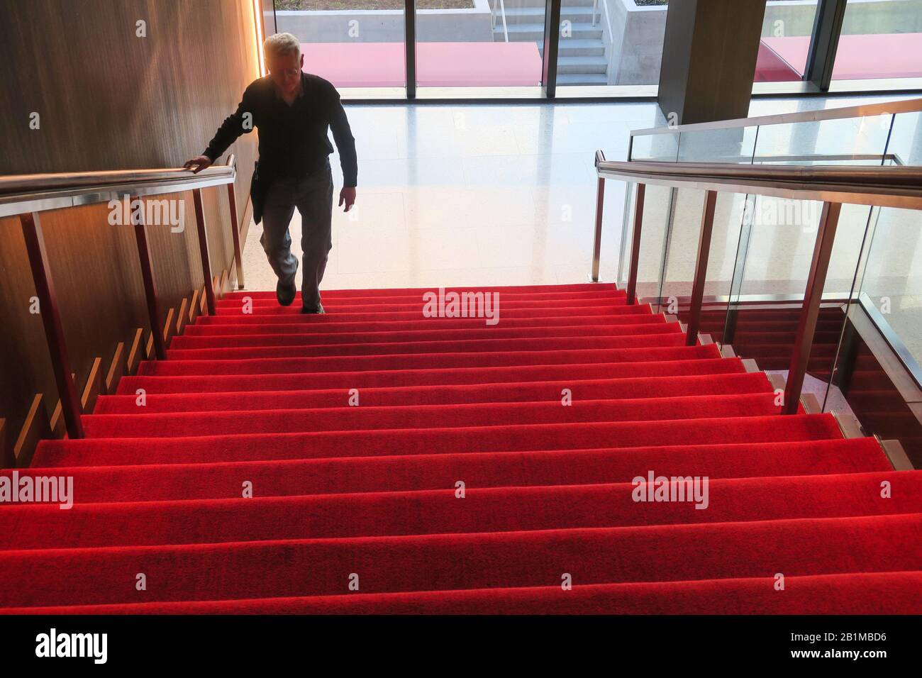 Senior man auf der roten treppe mit teppichboden, USA Stockfoto