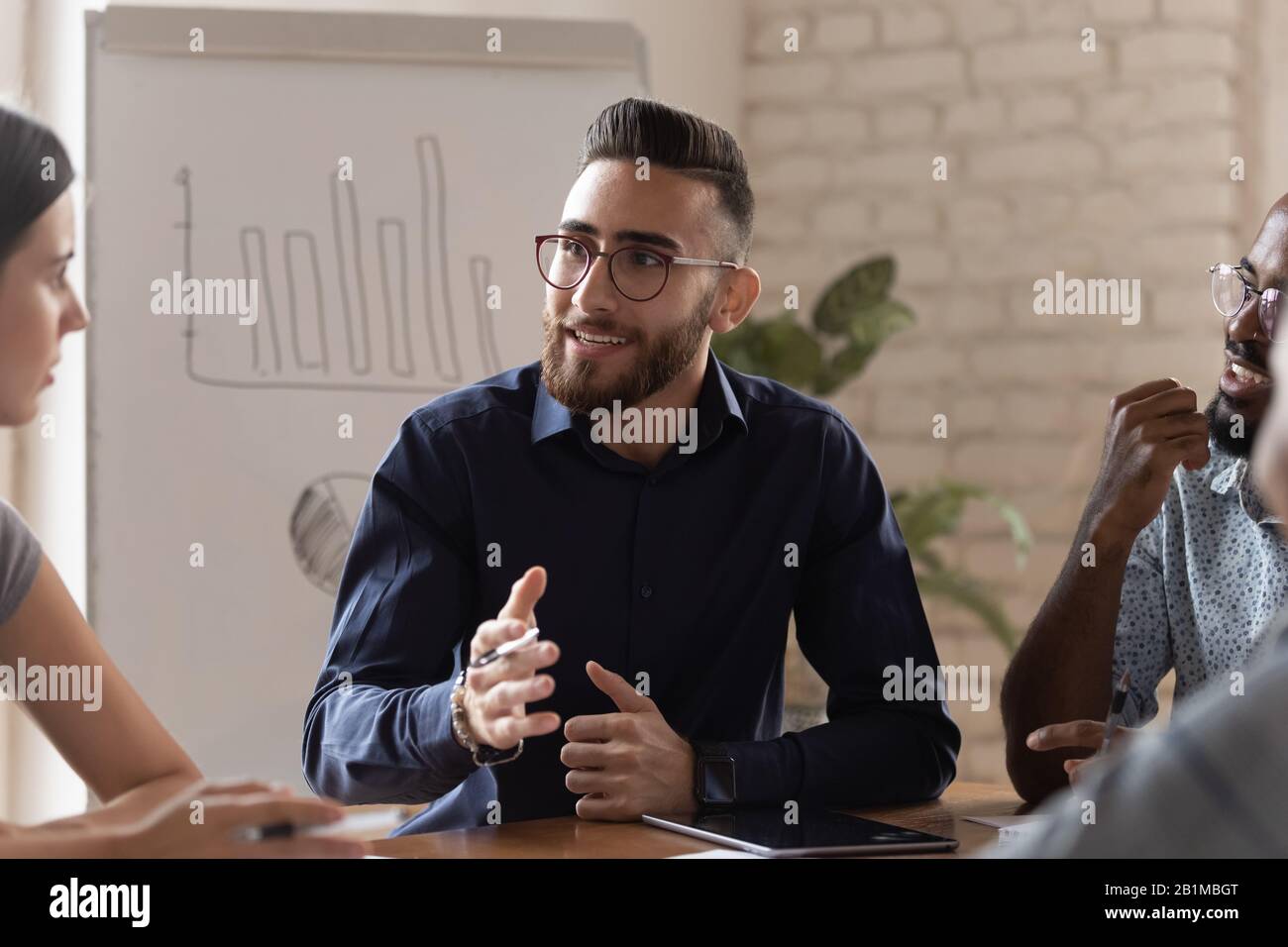 Erfolgreicher arabischer Unternehmer hält Gruppentreffen im Sitzungssaal ab Stockfoto