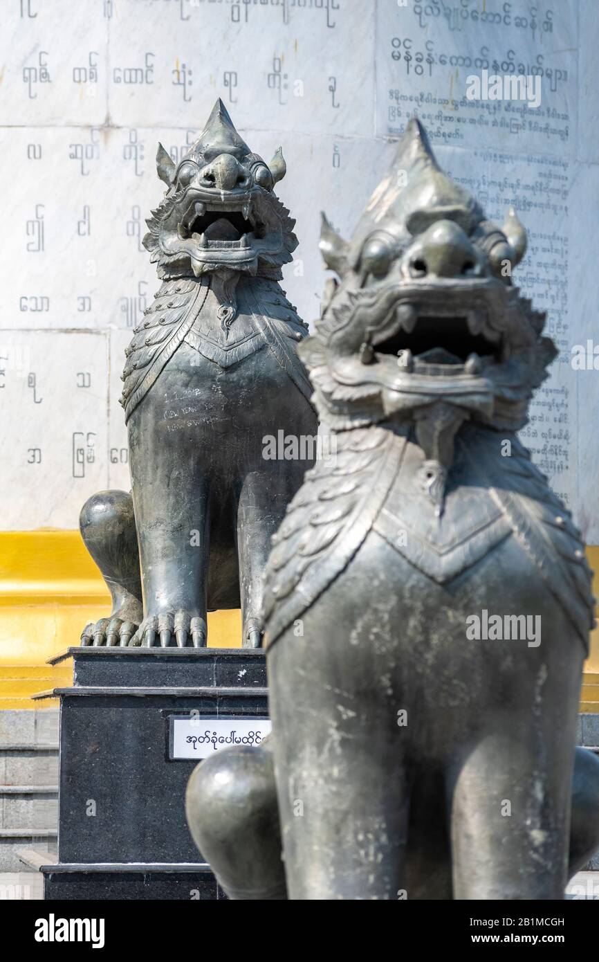 Bronzene Chinthe Statuen rund um das Unabhängigkeitsdenkmal Mahabandoola Garden, Yangon, Myanmar Stockfoto