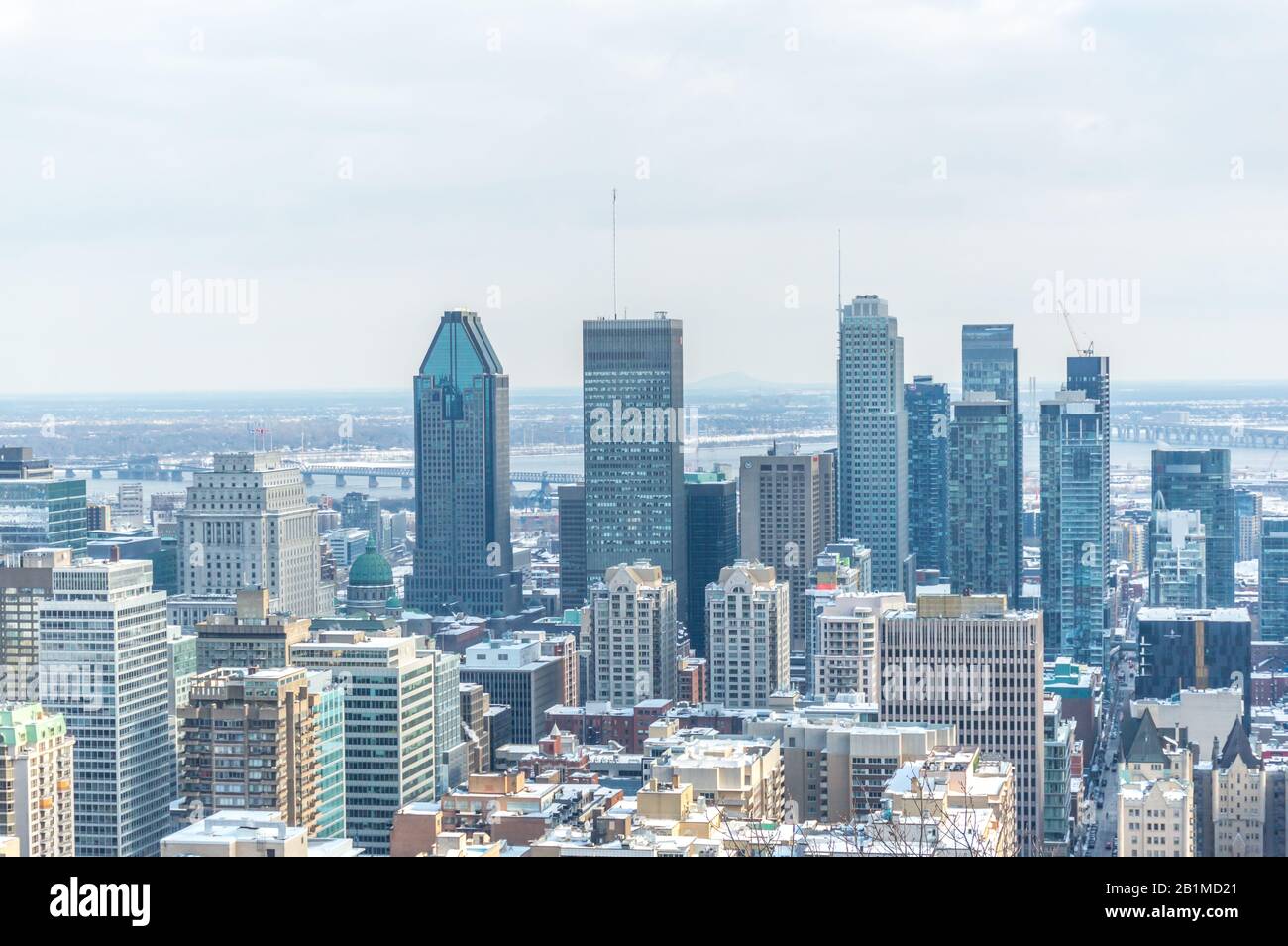 Montreal, Kanada - 16. Februar 2020: Montreal Skyline von Kondiaronk Belvedere/Mont-Royal im Winter Stockfoto