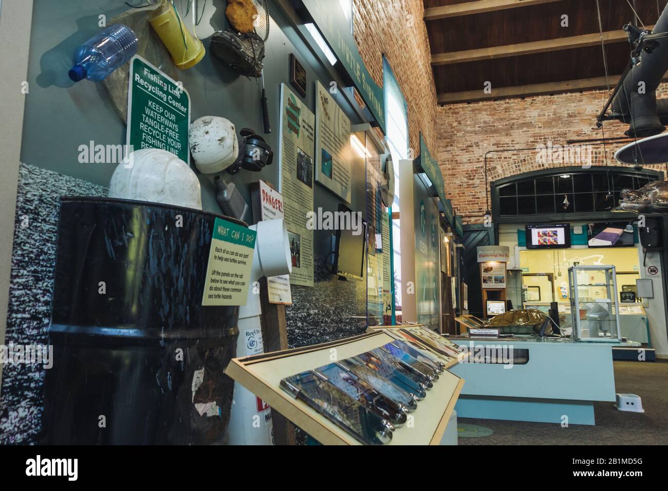 Jekyll ISLAND, GEORGIA - 17. SEPT. 2019: Georgia Sea Turtle Education Center, Trash Exhibit. Stockfoto