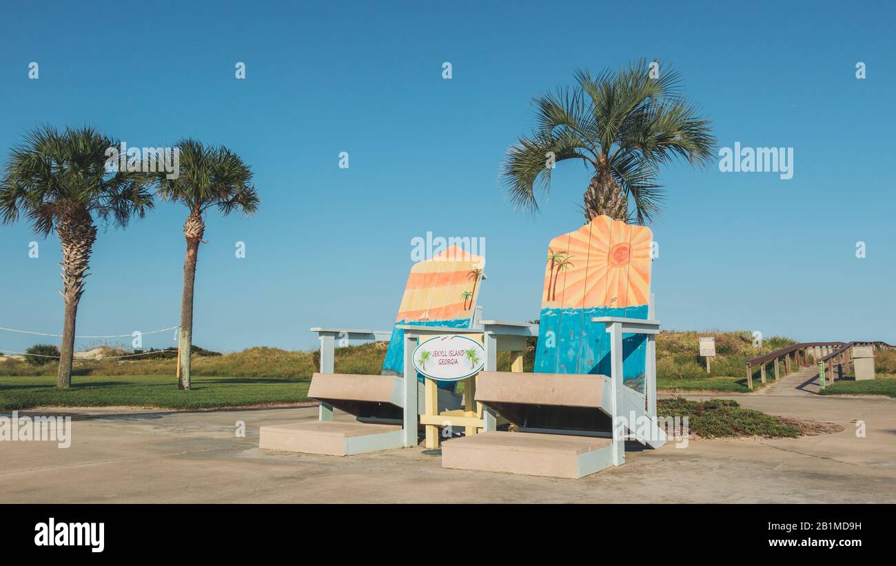 JEKYLL ISLAND, GEORGIA - 17. SEPTEMBER 2019: Bemalte und überdimensionale Strandcharis am Strandzugang. Stockfoto