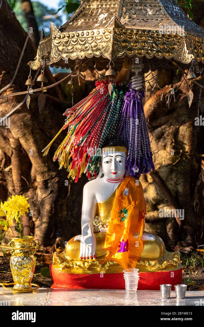 Buddhistische Schreine in Botataung Paya, Yangon, Myanmar Stockfoto