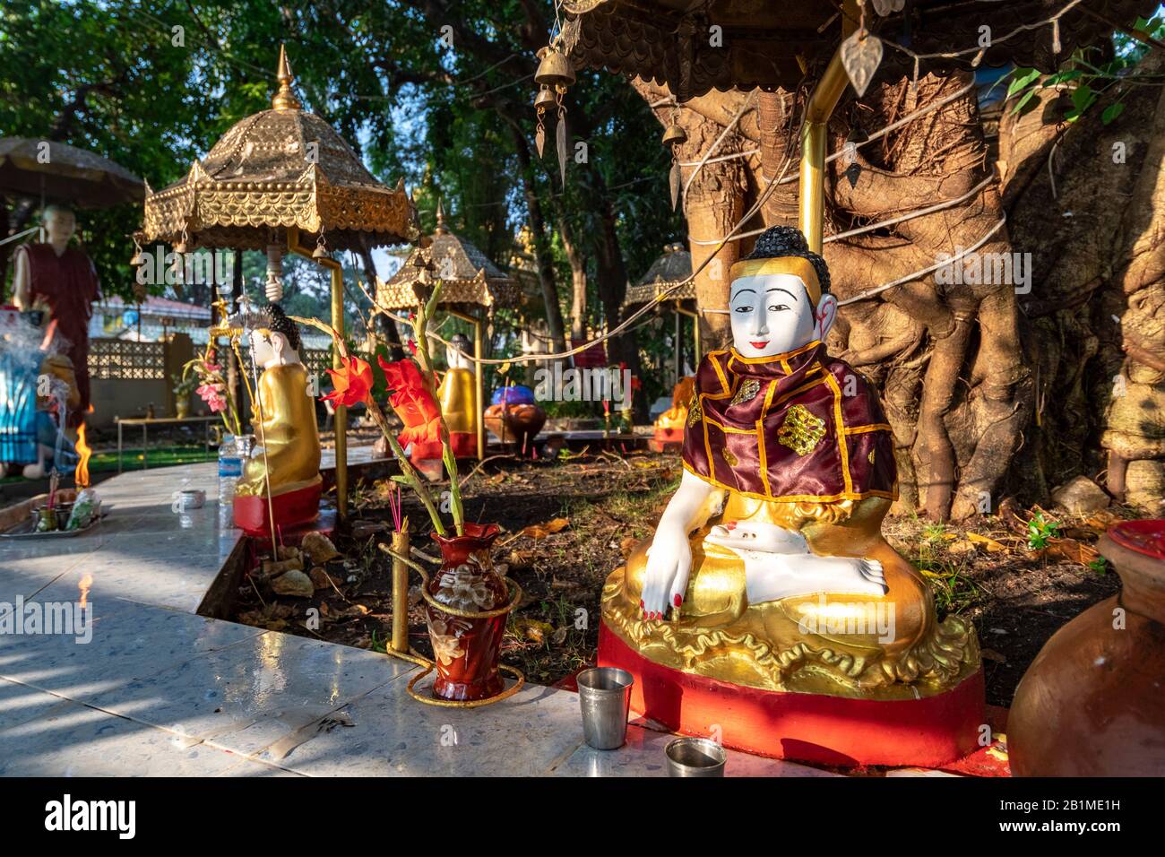 Buddhistische Schreine in Botataung Paya, Yangon, Myanmar Stockfoto