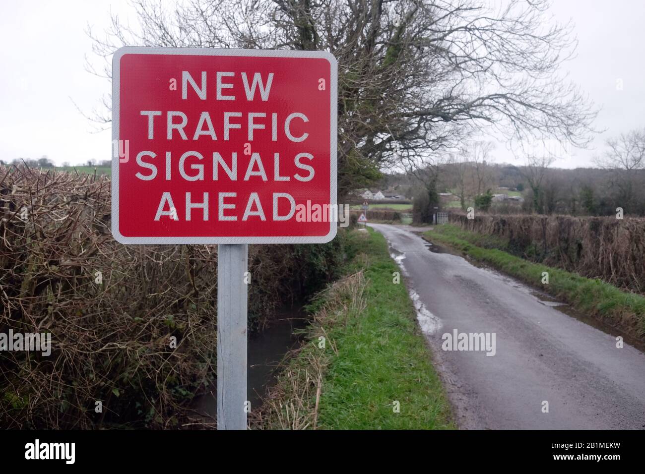 Februar 2020 - Landespur mit einem Straßenschild für neue Verkehrssignale im Voraus. Für den ländlichen Kabelverlegerweg von Hinkley Point Stockfoto