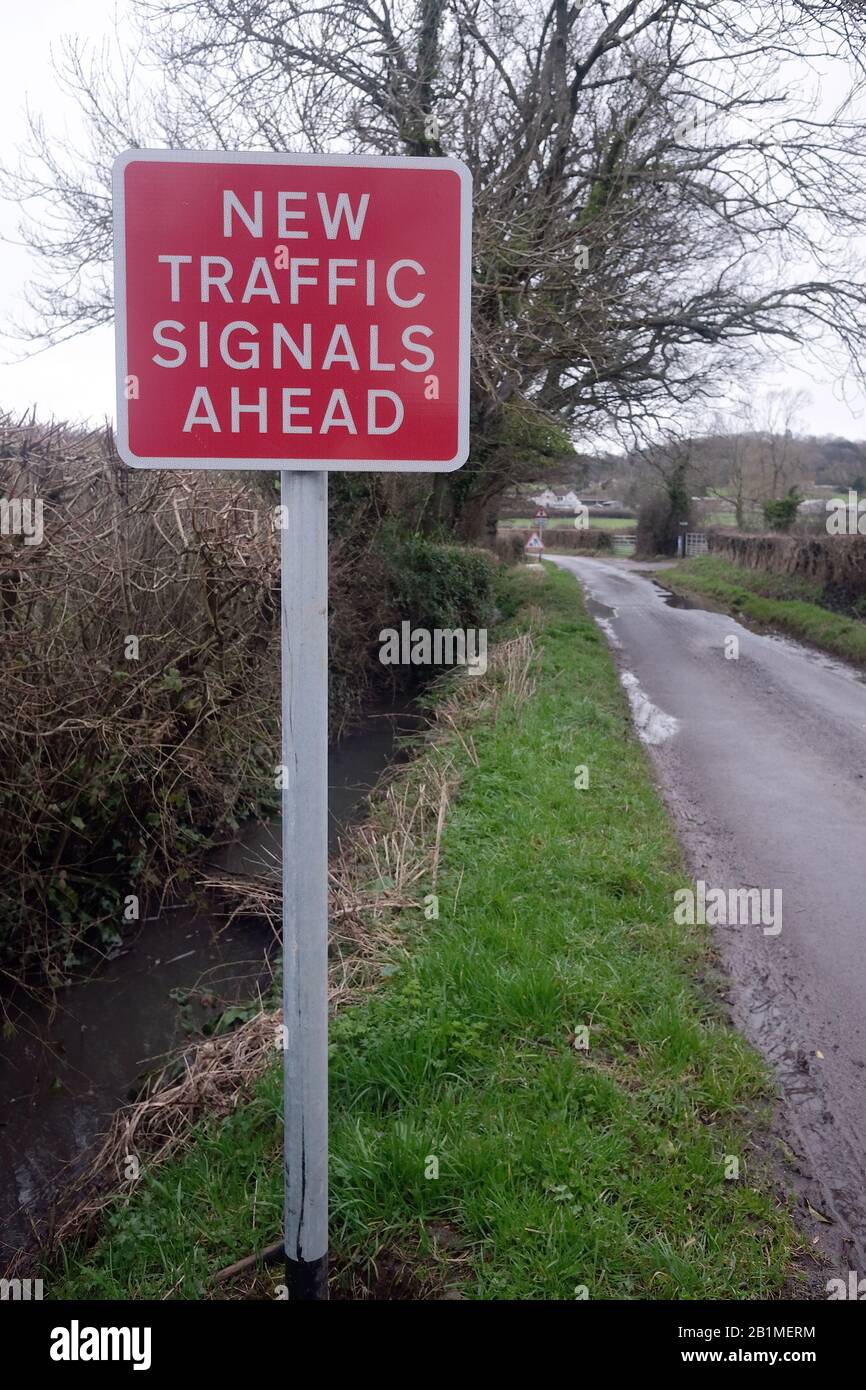 Februar 2020 - Landespur mit einem Straßenschild für neue Verkehrssignale im Voraus. Für den ländlichen Kabelverlegerweg von Hinkley Point Stockfoto