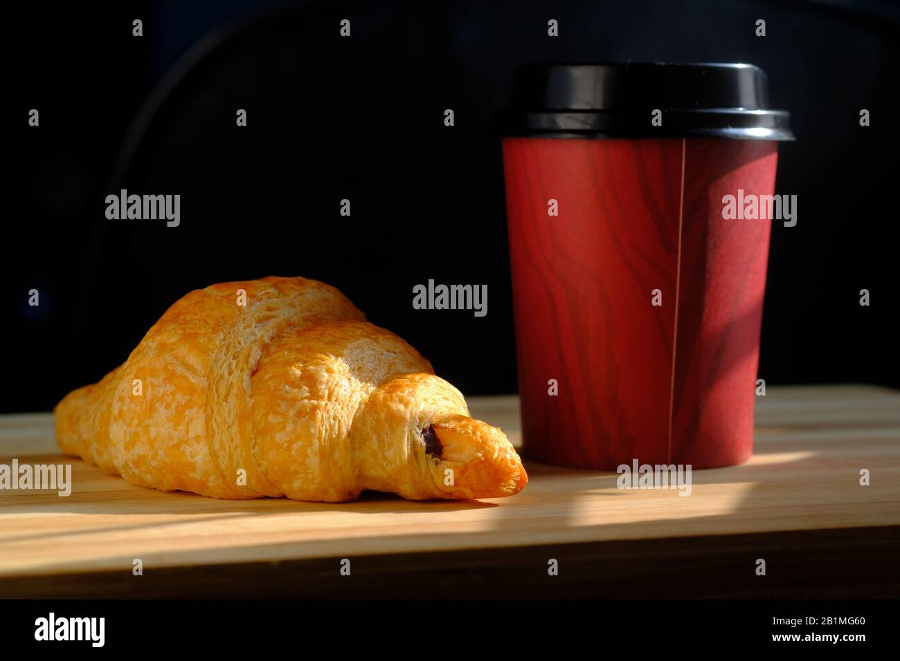 Nahaufnahme von Backwaren und Kaffee auf dem Tisch Stockfoto