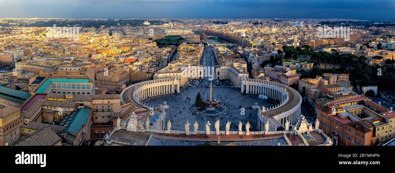 Großes Panorama des Vatikans von der Kuppel des Petersdoms Stockfoto
