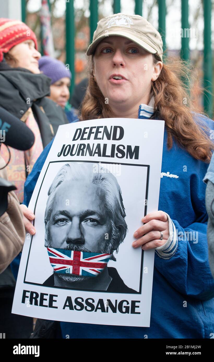 Protestler außerhalb des Belmarsh Gefängnisses, der die Free Julian Assange Campaign am Tag der Auslieferungsverhandlung des WikiLeaks-Gründers in die USA unterstützt. Stockfoto