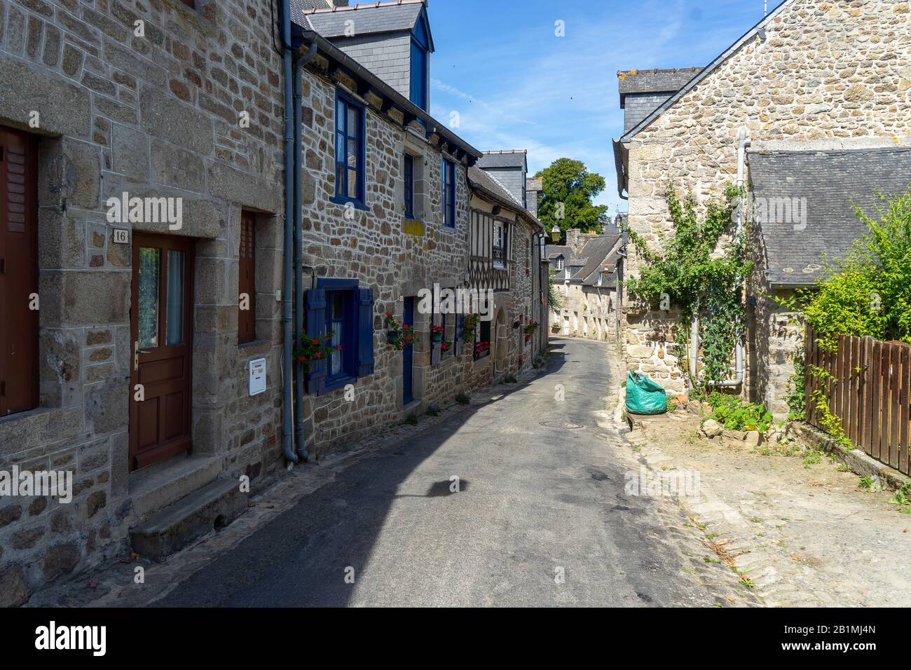 Reisen Sie in der kleinen französischen Dorfstraße im Urlaub Sommertourismus Stockfoto